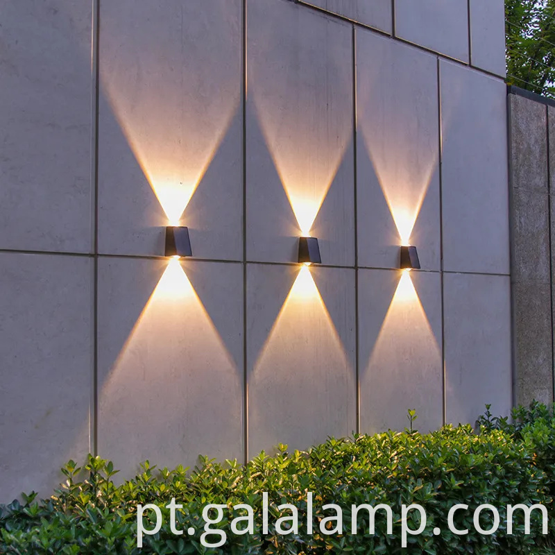 Luz de parede externa à prova d'água alimentada por energia solar para jardins